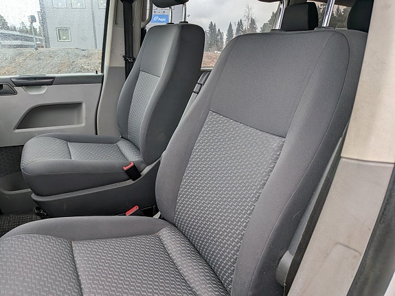 Volkswagen Caravelle 16 of 19