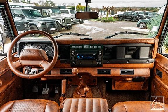 Land Rover Defender 110 15 of 27