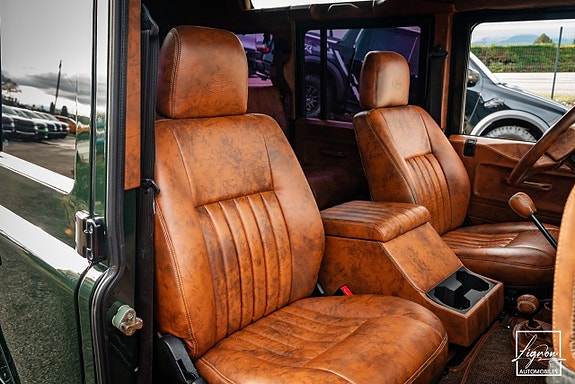Land Rover Defender 110 24 of 27