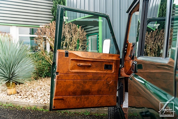 Land Rover Defender 110 14 of 27