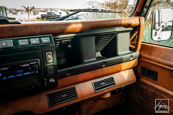Land Rover Defender 110 18 of 27