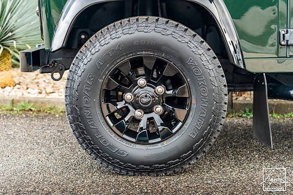 Land Rover Defender 110 4 of 5