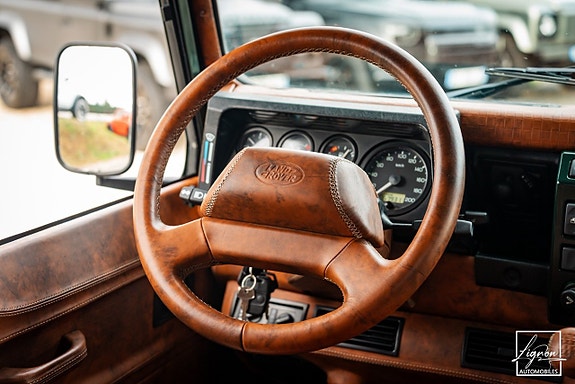 Land Rover Defender 110 16 of 27