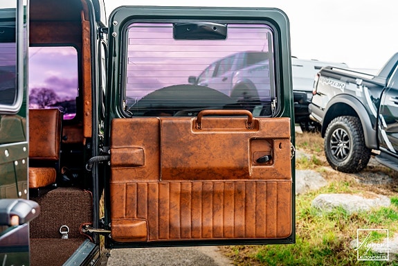 Land Rover Defender 110 10 of 27