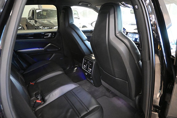Porsche Cayenne 13 of 26