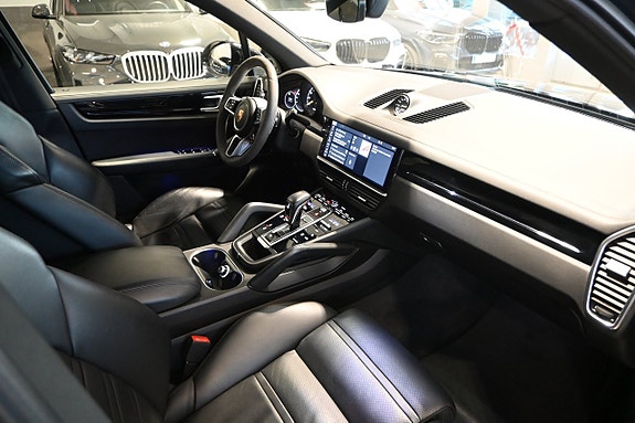 Porsche Cayenne 10 of 26