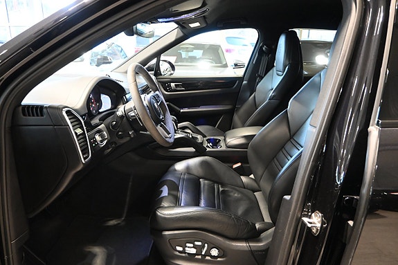 Porsche Cayenne 8 of 26
