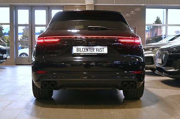 Porsche Cayenne 4 of 5