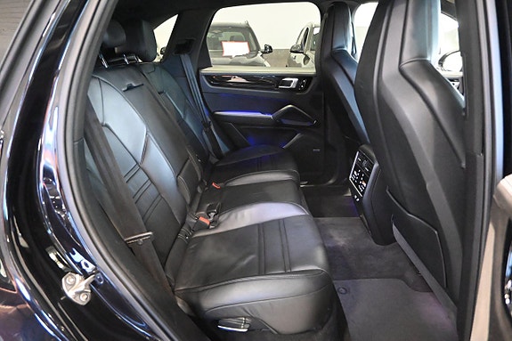 Porsche Cayenne 14 of 26