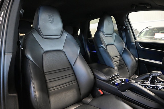 Porsche Cayenne 12 of 26