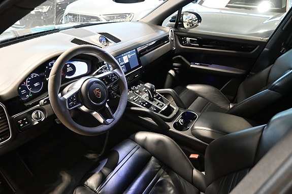 Porsche Cayenne 7 of 26