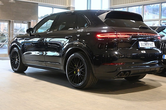 Porsche Cayenne 3 of 5