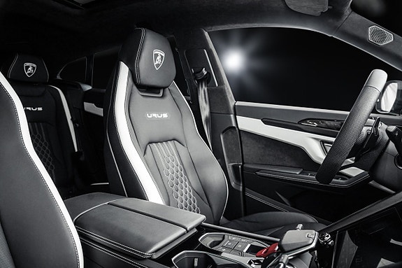 Lamborghini Urus 12 of 12