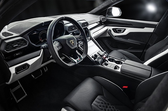 Lamborghini Urus 7 of 12