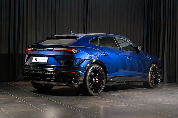 Lamborghini Urus 3 of 5