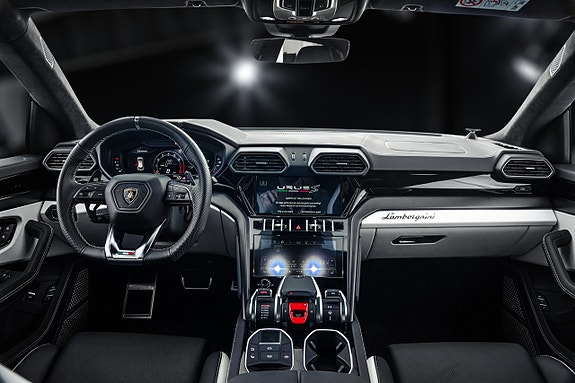 Lamborghini Urus 10 of 12