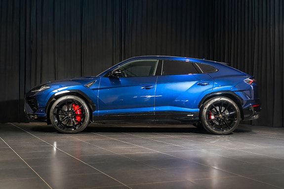 Lamborghini Urus 2 of 5
