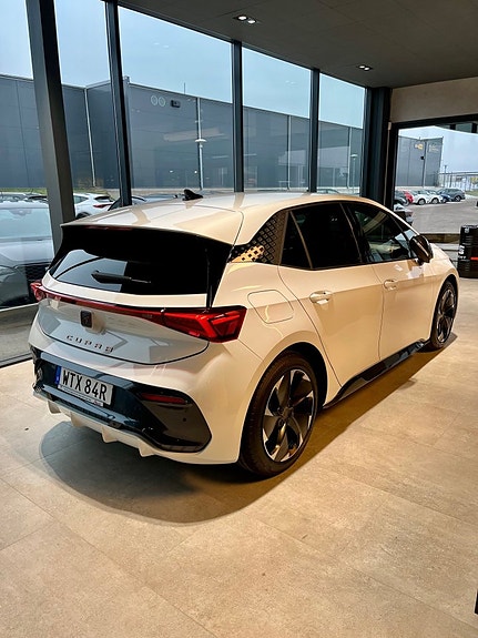 Cupra Born 2 of 5