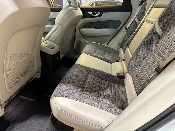 Volvo XC60 3 of 5