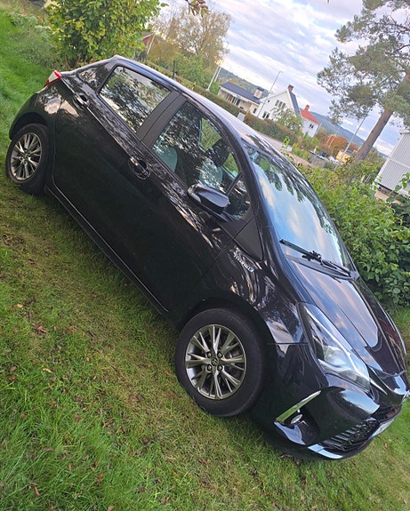 Toyota Yaris 2 of 9