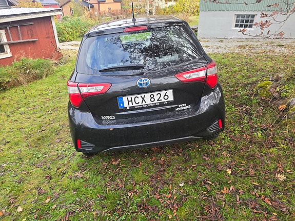 Toyota Yaris 3 of 9