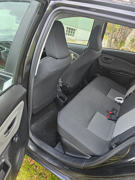 Toyota Yaris 4 of 9