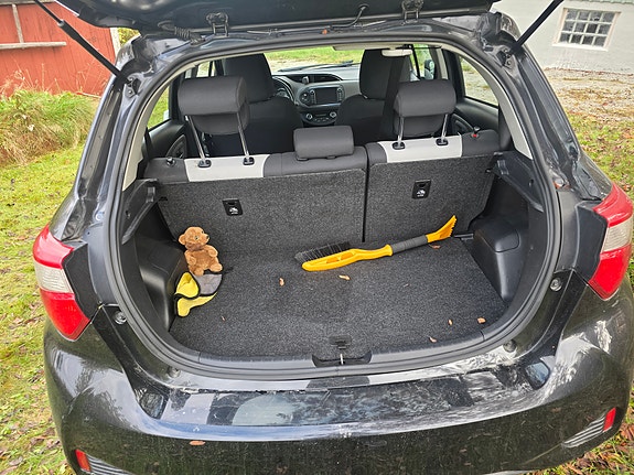 Toyota Yaris 5 of 9