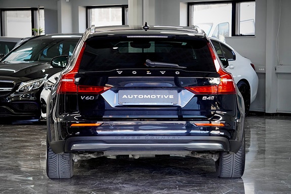 Volvo V60 Cross Country 3 of 5