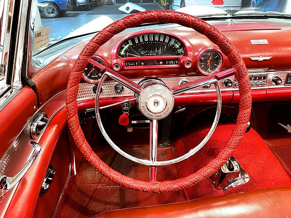 Ford Thunderbird 21 of 30
