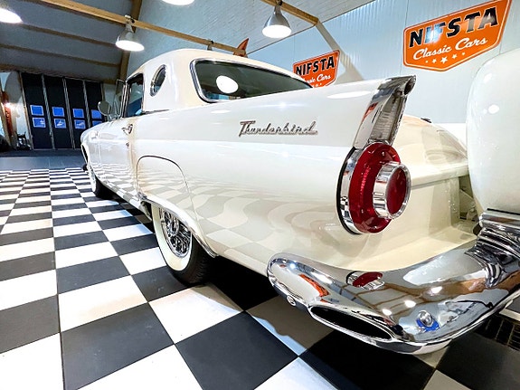 Ford Thunderbird 14 of 30