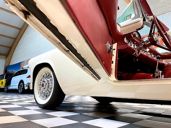 Ford Thunderbird 25 of 30