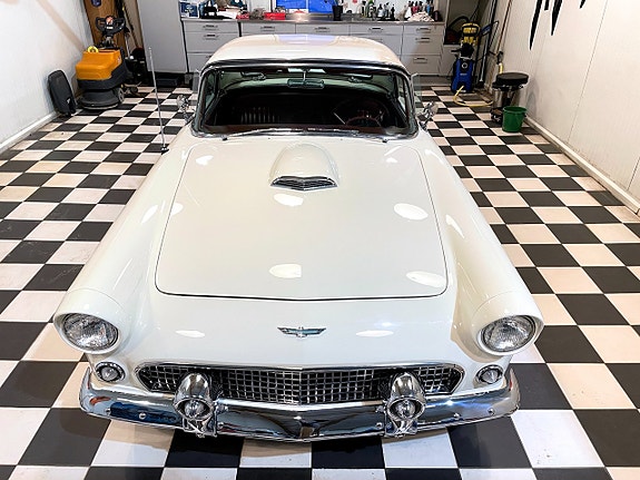 Ford Thunderbird 9 of 30