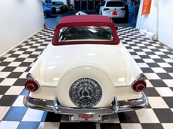 Ford Thunderbird 17 of 30