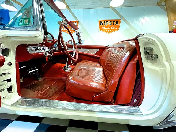 Ford Thunderbird 23 of 30