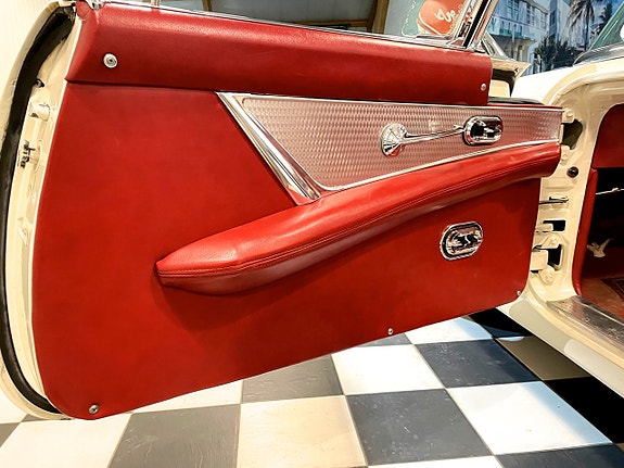 Ford Thunderbird 24 of 30