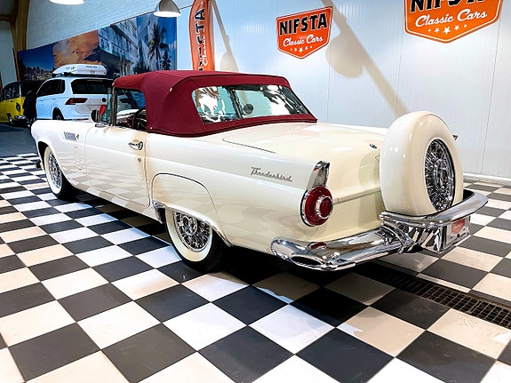 Ford Thunderbird 18 of 30