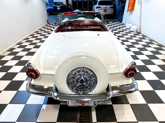 Ford Thunderbird 16 of 30