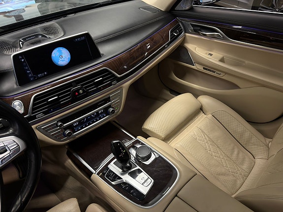 BMW 750Li 19 of 27