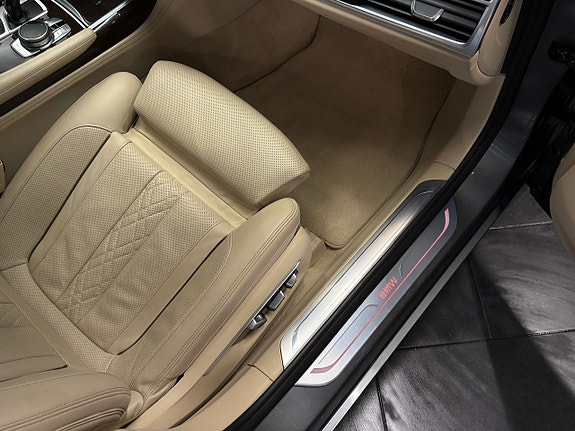 BMW 750Li 25 of 27