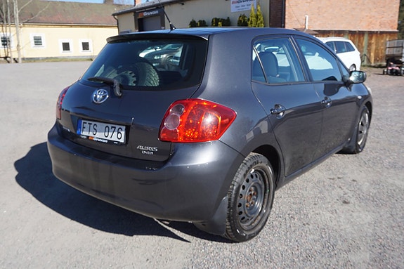 Toyota Auris 2 of 5