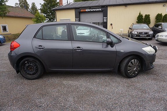 Toyota Auris 2 of 7