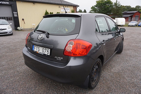 Toyota Auris 3 of 7