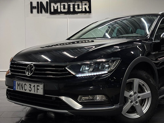 Volkswagen Passat Alltrack 2 of 5