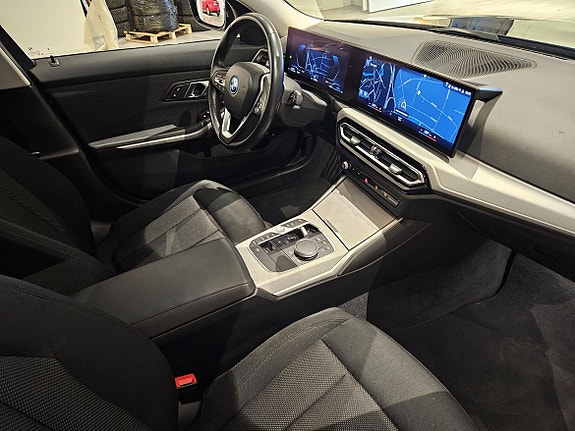 BMW 330e 13 of 27