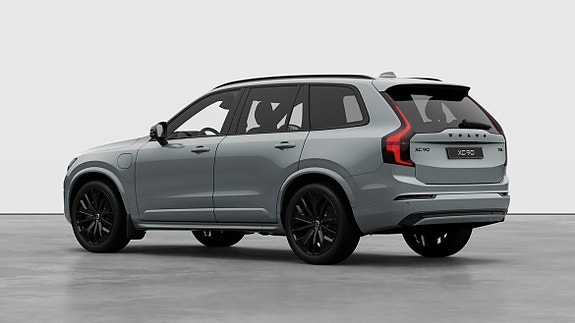 Volvo XC90 2 of 14