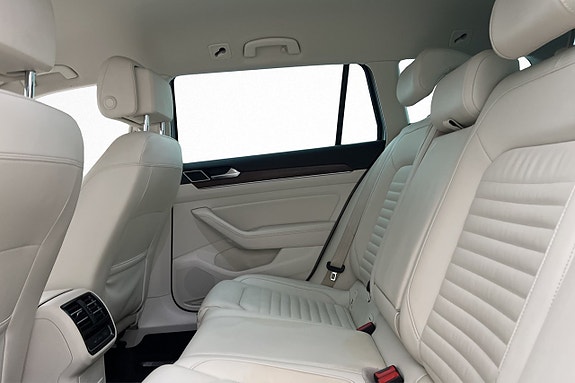 Volkswagen Passat Alltrack 12 of 30