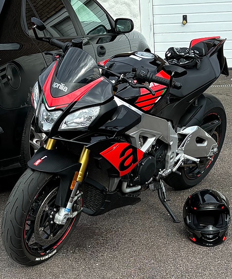 Aprilia Tuono V4 R 2 of 5