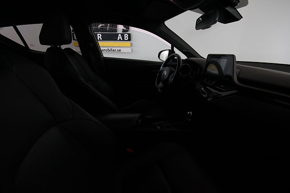 Toyota C-HR 3 of 5