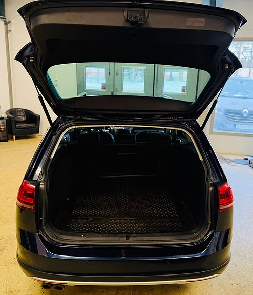 Volkswagen Golf Alltrack 9 of 21
