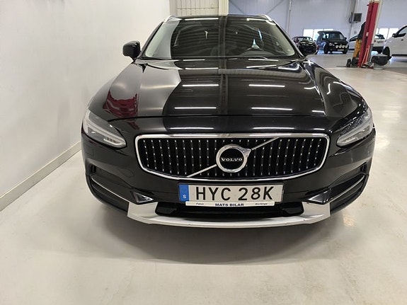 Volvo V90 Cross Country 2 of 5